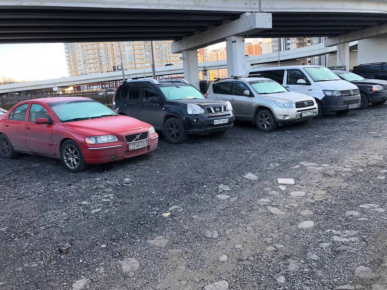 Автомобили в паркинге Эстакада24.рф