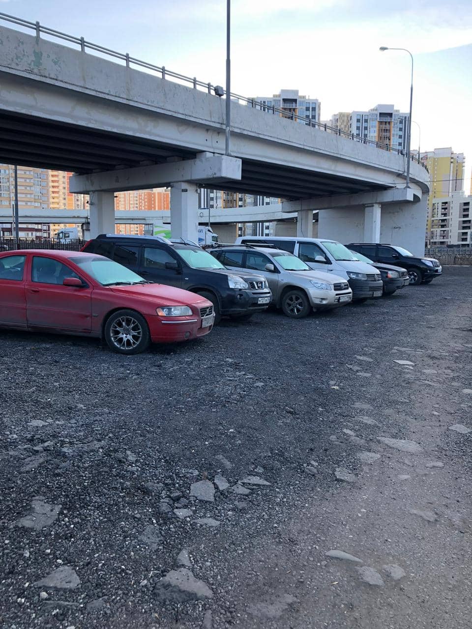 Автомобили в паркинге Эстакада24.рф у аэропорта Внуково