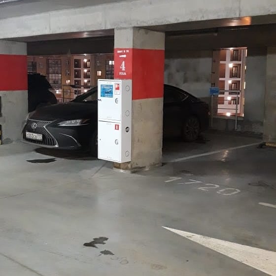 Припаркованные автомобили на крытом паркинге в аэропорту Внуково