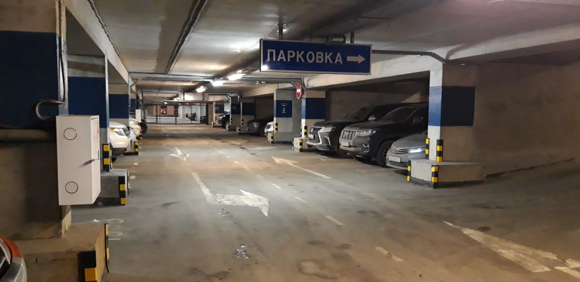 Стоянка бизнес-класса в многоуровневом паркинге у аэропорта Внуково