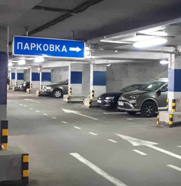 Стоянка бизнес-класса в крытом паркинге у аэропорта Внуково