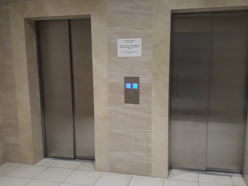 Лифты в многоуровневым крытом паркинге у аэропорта Внуково