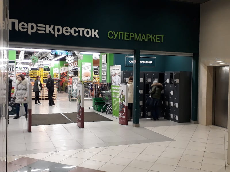 Магазины в крытом многоуровневом паркинге у аэропорта Внуково