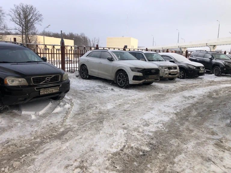 Парковки на площади аэропорта Внуково